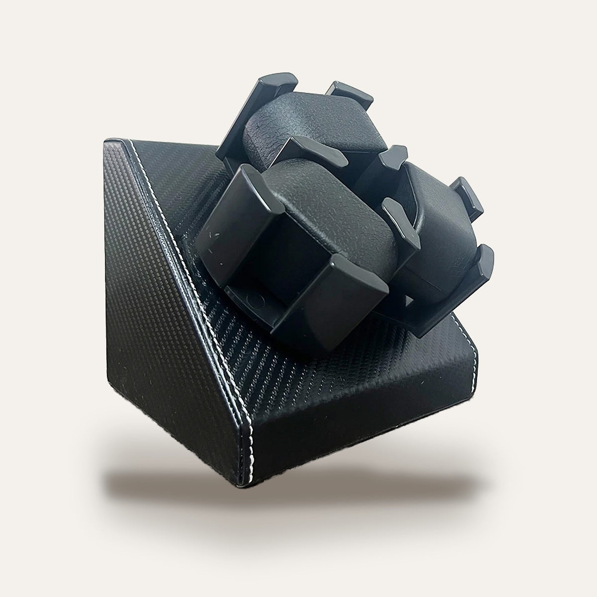 Remontoir 3 montres, finition carbone, USB : vue de trois quarts