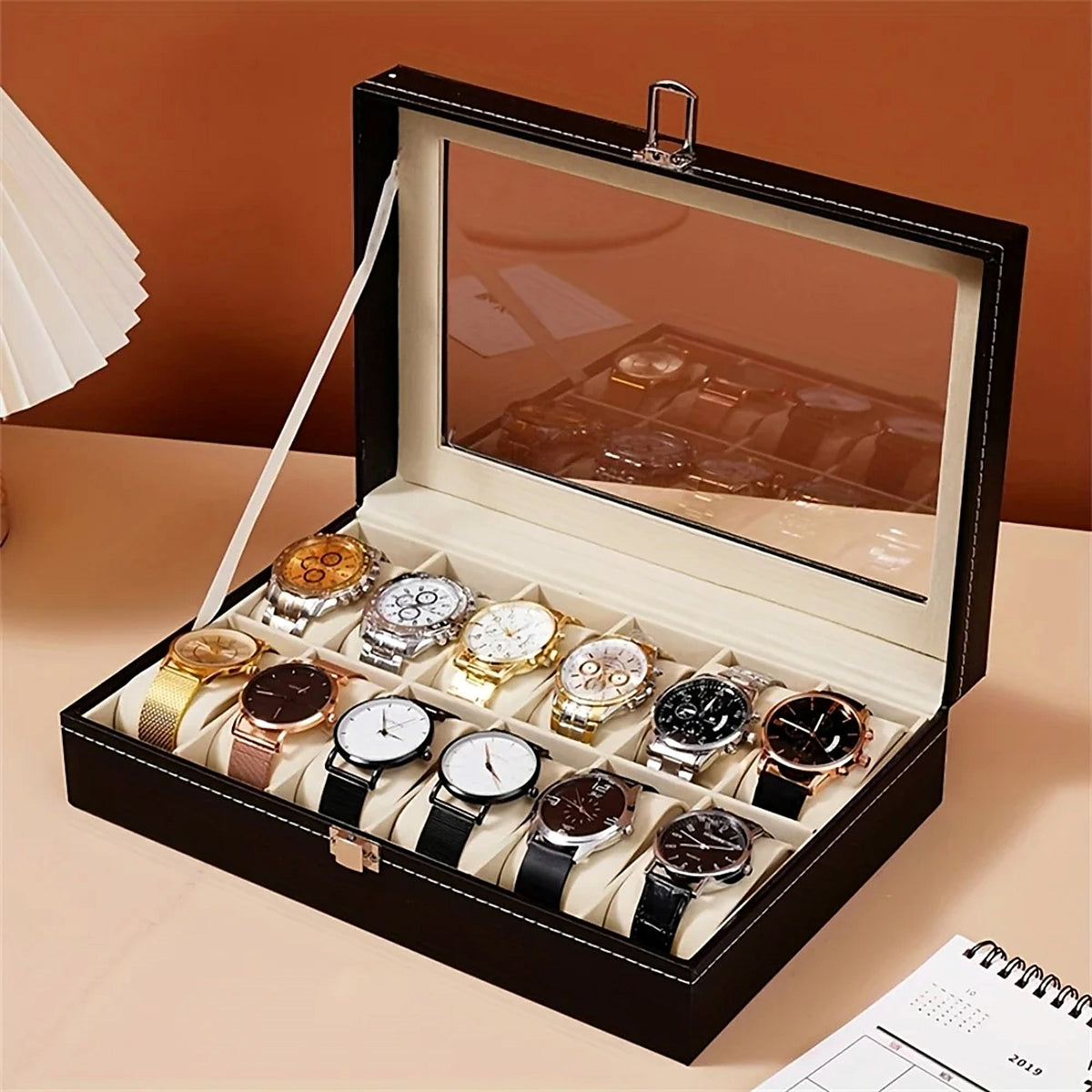 Coffret à montres 12 emplacements en cuir noir, avec serrure : avec 12 montres, sur un bureau