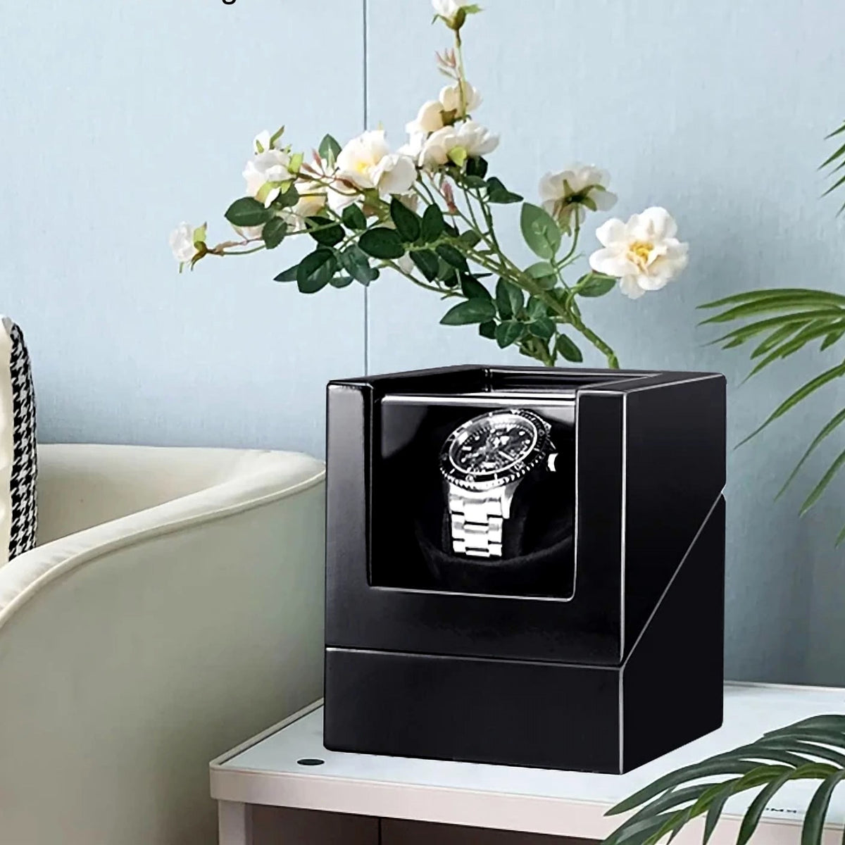 Remontoir 1 montre, coffret laqué noir, USB : sur une table de chevet