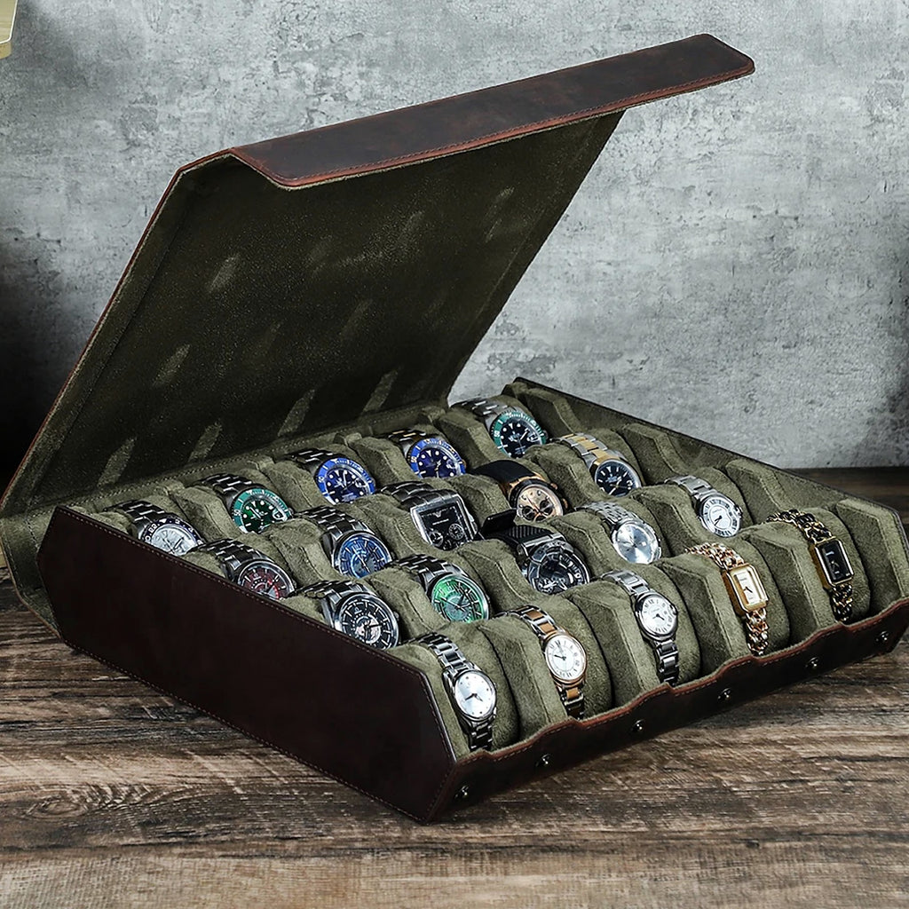 Mallette à montres en cuir véritable, 12 à 20 emplacements : avec 20 montres, sur un établi